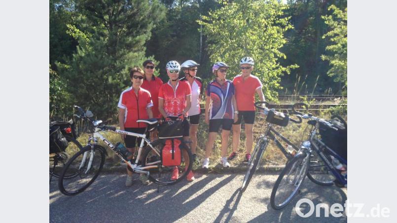 Irmgard Kick, Maria Golla, Renate Zimmermann, Irmgard Götz, Anneliese Unger und Rita Wild (von links) erkundeten auf der diesjährigen Fahrradtour der Tennisdamen den &quot;Fünf-Flüsse-Radweg&quot;. Bild: fla