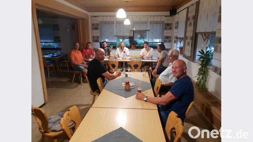 Die Freien Wähler um Vorsitzenden Hermann Schraml (Fünfter von links) sprechen mit den Bürgern über die Erschließung von Baugebieten, die Kemnather Kläranlage und den Realschulneubau. Bild: ak