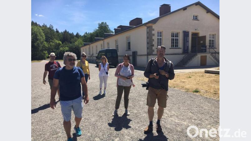 Nicht nur das Gelände, auch die Dauerausstellung und das Konzept der Gedenkstättenarbeit beeindruckt eine Gruppe italienischer Historiker. Sie wollen dies in einem Reiseführer für Schüler ausführlicher vorstellen. Bild: phs