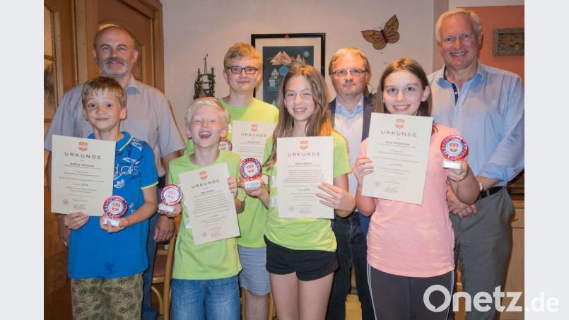 Diese Spieler sind auf zack im Kopf: Arkhip Smirnov, Milo Müller, Philip Denk, Alina Müller und Alisa Klejmenov (vorne, von links, mit Urkunden). Dritter Bürgermeister Thomas Wilhelm, Vorsitzender Manfred Oppel und Stefan Seitz von der SPD (von links) sind stolz auf den Nachwuchs.	Bild: mak Bild: mak