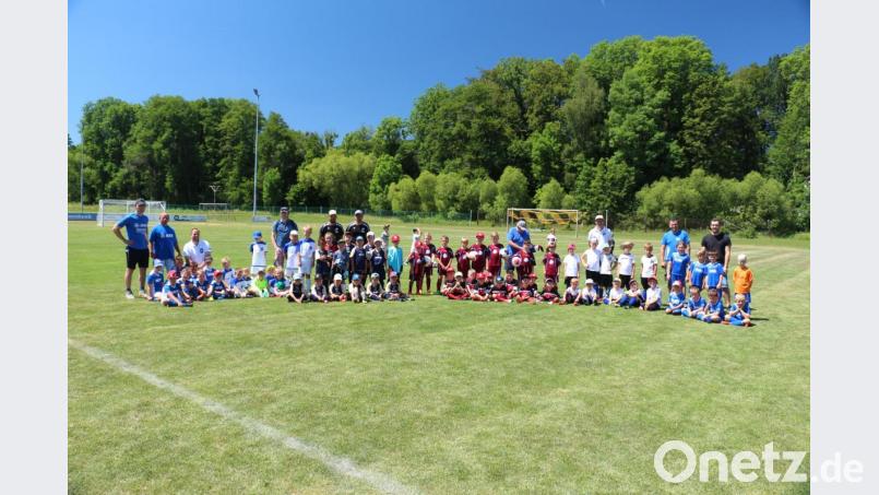 Der Spaß steht beim G-Junioren-Turnier in Kastl im Vordergrund. Gewinnen ist natürlich auch schön, weshalb sich die Kicker von Grafenwöhr I bei der Siegerehrung am meisten freuen. Bild: rpp