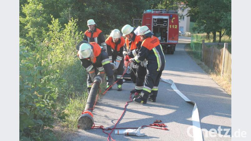 "Es muss schnell gehen", wissen die Feuerwehrleute aus Georgenberg und legen die Schlauchleitung. Bild: pi