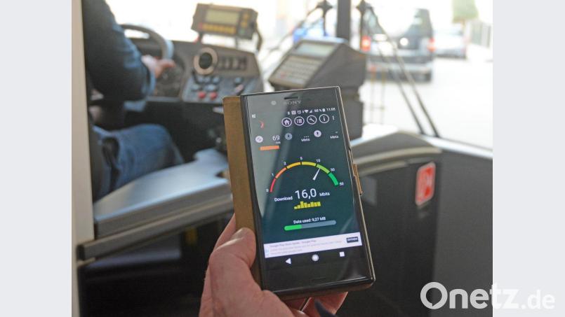 Im Bus gibt’s in Weiden immer Internet-Empfang. Bild: Gabi Schönberger