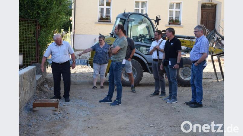Die Kanalarbeiten sind im ersten Teilabschnitt der Hofmarkstraße abgeschlossen. Bürgermeister Johann Wilhelm und der Gemeinderat besichtigten die Baumaßnahme. Bild: bnr