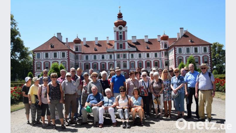 Im Bild die VHS-Reisegruppe bei Kaiserwetter vor dem Wallenstein-Schloss Münchengrätz Bild: mül