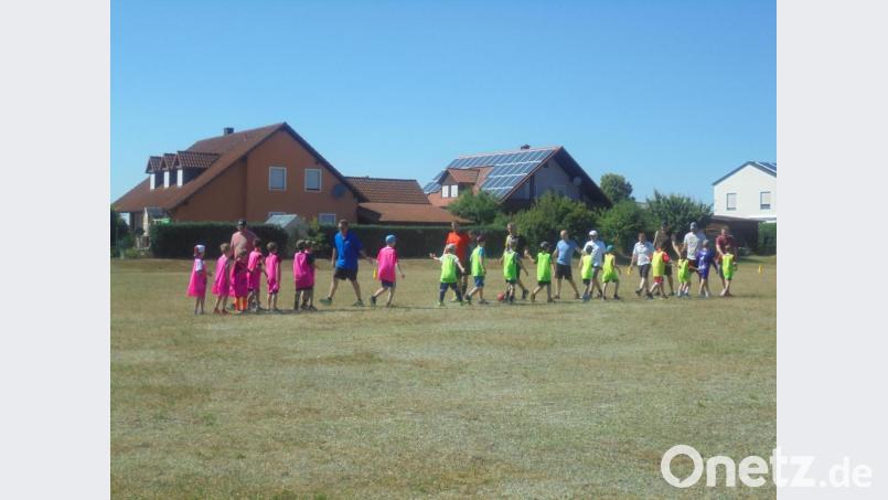 Fair verlief das Fußballspiel der FC-Hort Tigers gegen die Eltern am Schulsportplatz in Mantel. Nur ein Fußballer aus dem Team der Hortkinder musste eine gelbe Karte einstecken. Bild: sei