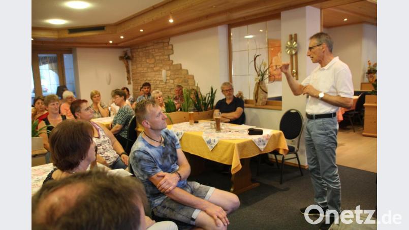 In seinem Vortrag beschrieb Dr. Robert Braun (stehend) die Therapie bei einer Fehlstellung des Atlaswirbels. Bild: frd