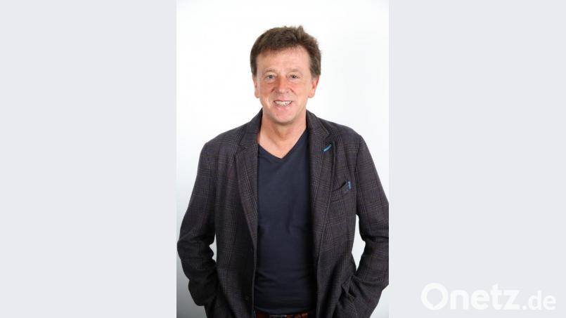 36 Jahre lang hat der Sportjournalist Harald Kaiser rund 1500 Fußballspiele für den Kicker gesehen, analysiert und darüber geschrieben. Seine Erinnerungen an eine spannende Zeit hat er nun im Buch &quot;Ronaldo, Matthäus &amp; ich - Mein Leben als kicker-Reporter&quot; festgehalten. Bild: exb