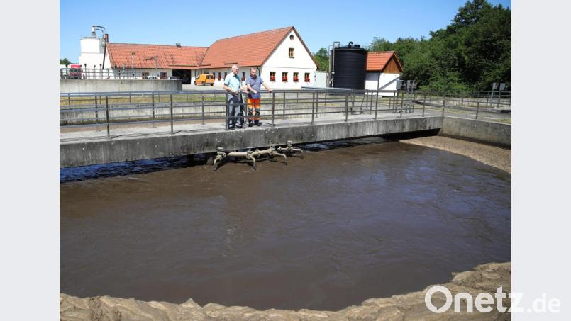 Im städtischen Klärwerk ist alles OK. Davon überzeugte sich zweiter Bürgermeister Johannes Reger (links) bei einem Rundgang mit Klärwärter Fritz Fütterer (rechts). Bild: njn