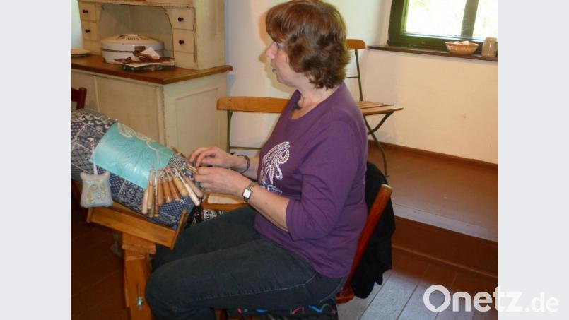 Klöppeln ist eine Kunst für sich, das werden auch die Besucher im Waldnaabtal-Museum feststellen. Zurzeit läuft dort eine Ausstellung mit besonderen Arbeiten. Bild: wrt