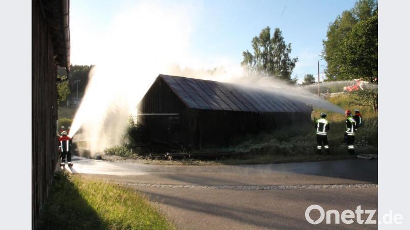 Die Feuerwehrleute löschen von allen Seiten. Bild: pi