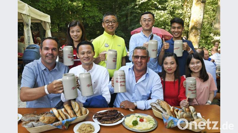 Prost aufs Bergfest: Die chinesischen Gäste von IVS-Chef Helmut Schweiger (vorne, Mitte) und seinem Prokuristen Silvio Simon (links) sind für den Trip auf den Berg um die halbe Welt gereist. Bild: Petra Hartl