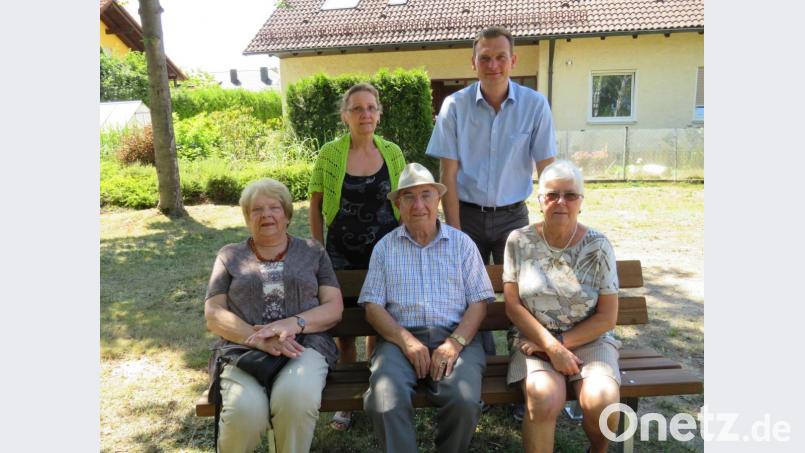 Maria Festbaum, Hubert Winter, Monika Singerer (sitzend von links), Theresia Spachtholz und Bürgermeister Ernst Schicketanz (stehend) freuen sich über die neuen Sitzbänke. Bild: adj