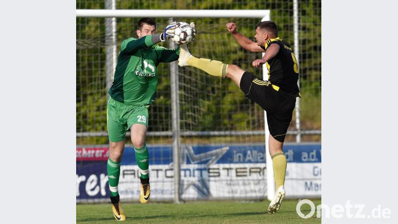 Vor einigen Wochen scheiterte Grafenwöhrs Stürmer David Dobmann (rechts) im Testspiel gegen die zweite Mannschaft der SpVgg SV Weiden noch an Keeper Marko Smodlaka. Am Samstag kommt es zum Duell des Landesliga-Aufsteigers mit der ersten Vertretung der Weidener. Bild: btg