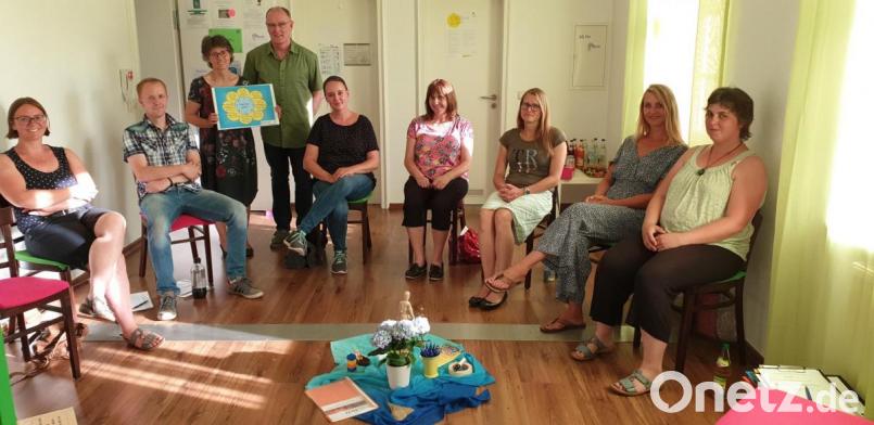 Wie sie die Beziehung mit ihrem Kind verbessern und pflegen können, erklären die Kommunikationstrainer Martina Lutz und Herbert Lösel (hinten stehend). Bild: jzk