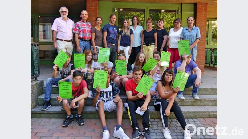 Elf Schüler nehmen an der Veranstaltungsreihe der Stötzner-Schule in Weiden mit vielen externen Partnern teil. Rektor Reinhard Kausler (hinten, links) und Organisatorin und Zuständige für die Sozialarbeit am Sonderpädagogischen Förderzentrum Conny Lutz (hinten, rechts) freuen sich über das zahlreiche Erscheinen am Tag der Urkundenübergabe. Bild: men