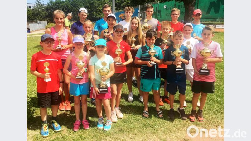 Die Jugend-Bezirksmeister 2019 des Tennis-Bezirks Oberpfalz mit ihren Pokalen. Bild: lst Bild: lst