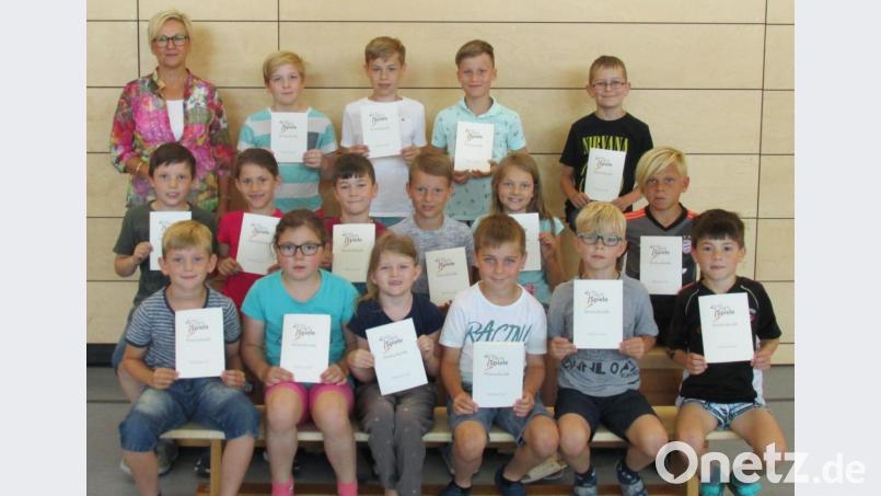 Rektorin Gudrun Lehner freut sich mit den jungen Sportlern über deren Ehrenurkunden bei den Bundesjugendspielen der Leichtathletik. Bild: mez