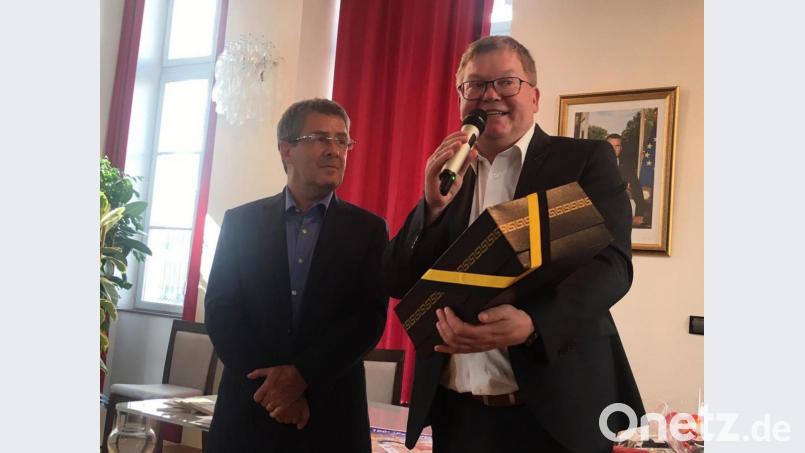 Als Gastgeschenk überreicht OB Michael Cerny an seinen Amtskollegen Antoine Audi (links) Versace-Gläser aus dem Hause Rosenthal. Bild: san