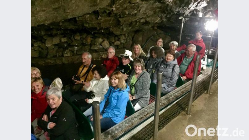 Von der Sommerhitze auf 8 Grad heruntergekühlt bei der Bootsfahrt auf dem Punkva Fluss durch die Höhlen des mährischen Karsts Bild: eib