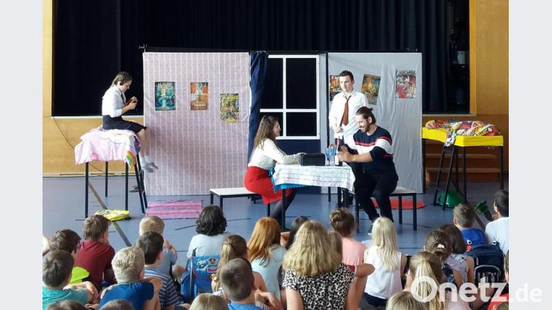 Die lustige Komödie „The Slug in the Shoe“ von Peter Griffith begeisterte die Schüler des JAS-Gymnasiums Nabburg so sehr, dass sich an das Stück noch eine englische Fragerunde anschloss, während der die vier Schauspieler den Jugendlichen noch gerne zahlreiche Fragen beantworteten. Bild: exb