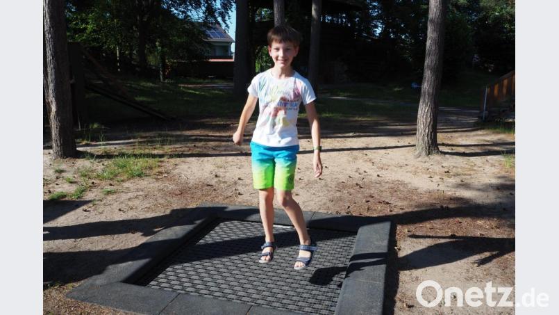 Der elfjährige Tim zeigt, wie gut man auf dem Trampolin hüpfen kann, das in den Boden eingelassen ist. Bild: bl