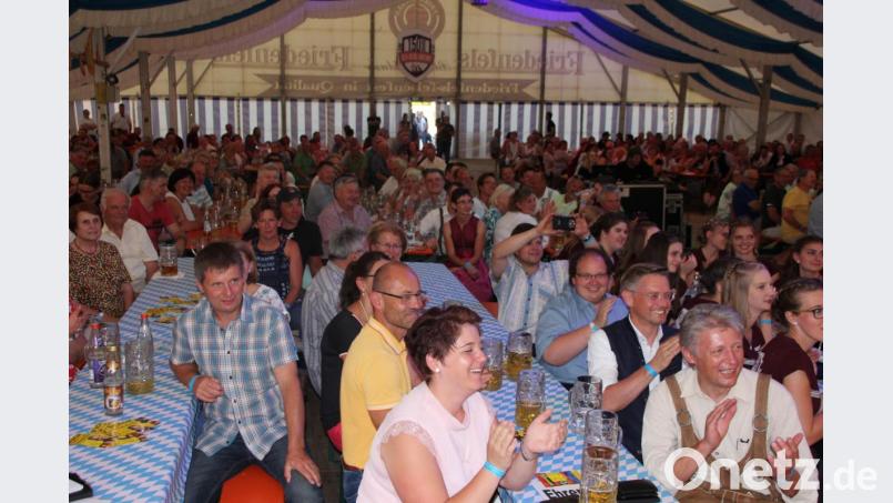 Gut gefüllt war das Festzelt in Plößberg. Bild: kro