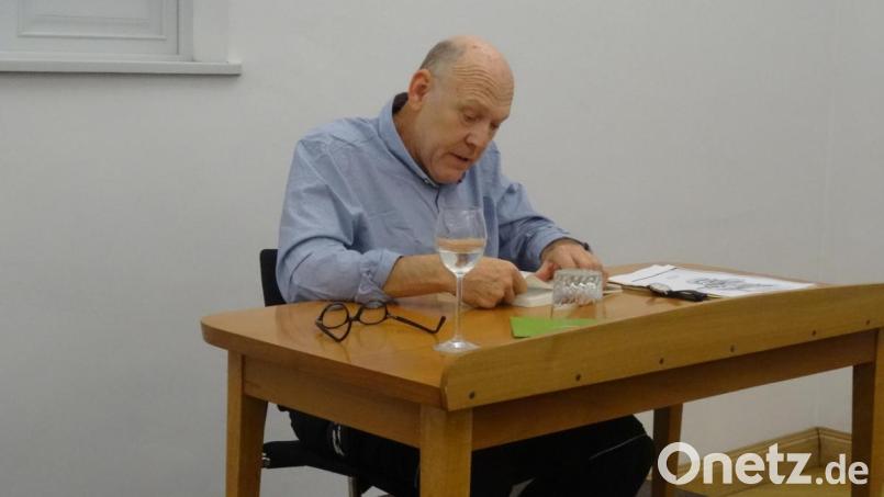&quot;Lebensfäden&quot; heißt das Buch, aus dem Autor und Übersetzer Gerd Burger las. Oker vergleicht das Leben mit einem Pullover, zusammengesetzt aus Erinnerungsfäden. Bild: hka