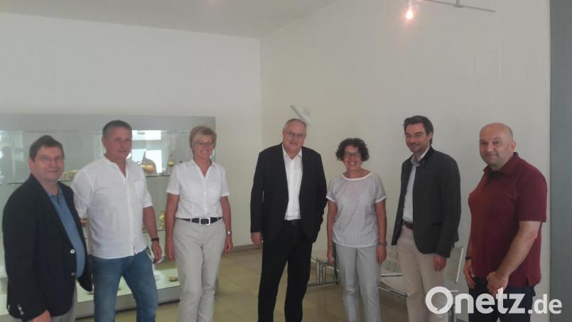 Stephan Oetzinger (Zweiter von rechts) und Bürgermeister Lothar Höher (Mitte) besuchen das Keramikmuseum und informieren sich. Bild: exb