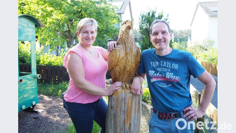 Michaela und Thomas Schlosser, hier vor einem gefällten Baum, den nun ein geschnitzer Adler ziert, kümmern sich seit etwa sechs Jahren federführend um den Spielplatz Feistelholz. Bild: bl