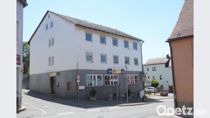 Seit den 1960er Jahren ist die „Deutsche Eiche“ (links) ein Wirtshaus. Nun soll sie einem Mietshaus für acht Parteien Platz machen. Bild: Gabi Schönberger