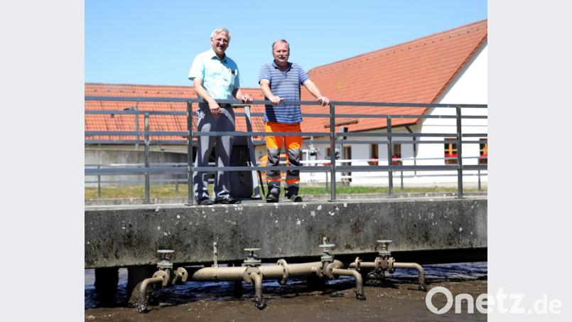 Im städtischen Klärwerk ist alles OK. Davon überzeugte sich zweiter Bürgermeister Johannes Reger (links) bei einem Rundgang mit Klärwärter Fritz Fütterer (rechts). Bild: njn