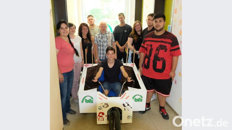 Der Großteil des bfz-Seminars schnuppert derzeit Praxisluft bei regionalen Firmen. Einige Jugendliche bastelten an ihrem ganzen Stolz, der Seifenkiste mit dem bezeichnenden Namen "Wegweiser". Im Bild sind die Kursteilnehmer mit dem Lehrern und Vertreterinnen der Förderstellen. Bild: do