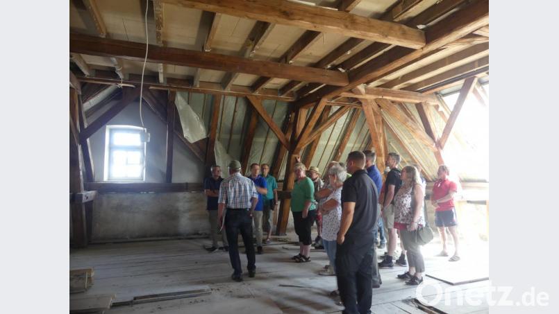 Im Dachgeschoss hat sich der Tagungsraum des Vermessungsamts befunden. "Die Balkenkonstruktion wird auch nach der Sanierung sichtbar bleiben", versichert Architekt Georg Zunner (Dritter von links) den Stadträten bei einem Rundgang durch die Baustelle Bild: rn