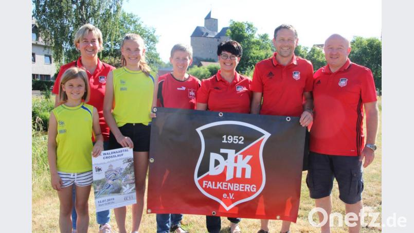 Zum 21. Waldnaabtal-Crosslauf lädt die DJK Falkenberg am Freitag, 12. Juli, ein. Im Bild die Verantwortlichen der DJK mit Vorsitzendem Hubert Mark (rechts) an der Spitze mit einigen Laufbegeisterten. Bild: kro