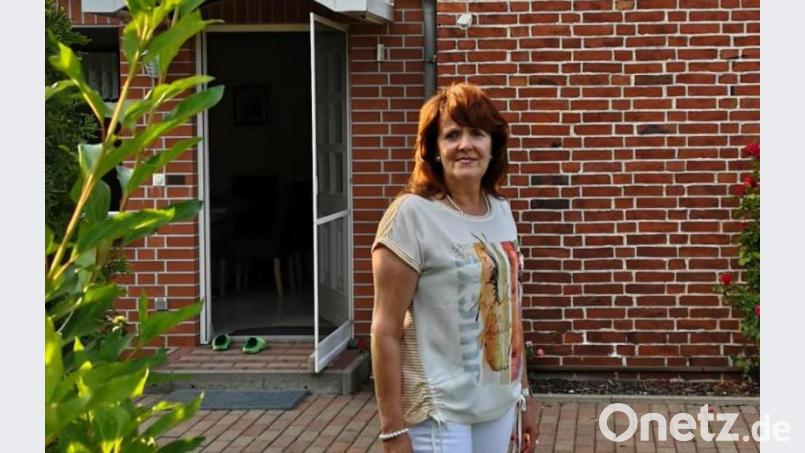 Elke Winkel vor ihrem Haus in Mirow (Mecklenburg-Vorpommern). Bild: Privat (Elke Winkel)