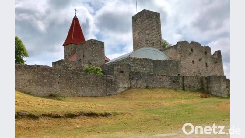 Die Burg nimmt schwerpunktmäßig eine Nord-Süd-Position ein. Die Kernburg mit dem inneren Hof liegt dabei im westlichen Teil. Die östlich gelegene, etwas tiefer liegende Hälfte bildet die Vorburg. Archivbild: cr