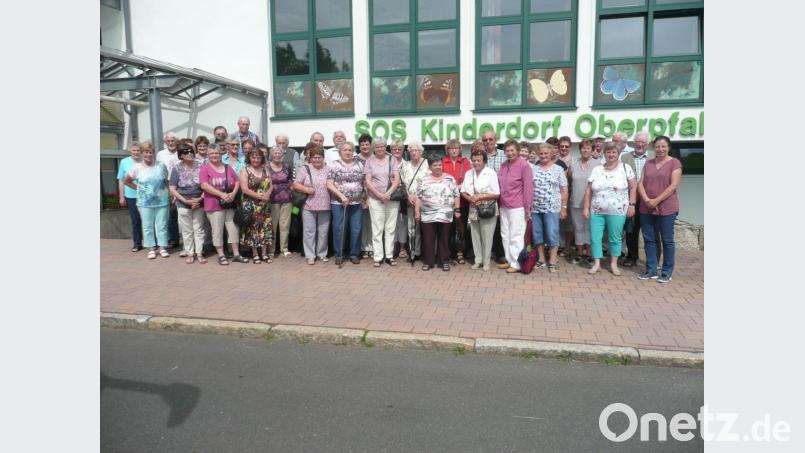 Ins SOS-Kinderdorf Oberpfalz nach Immenreuth führte die Senioren der Pfarreiengemeinschaft Winklarn-Thanstein ihr Ausflug. Bild: amö