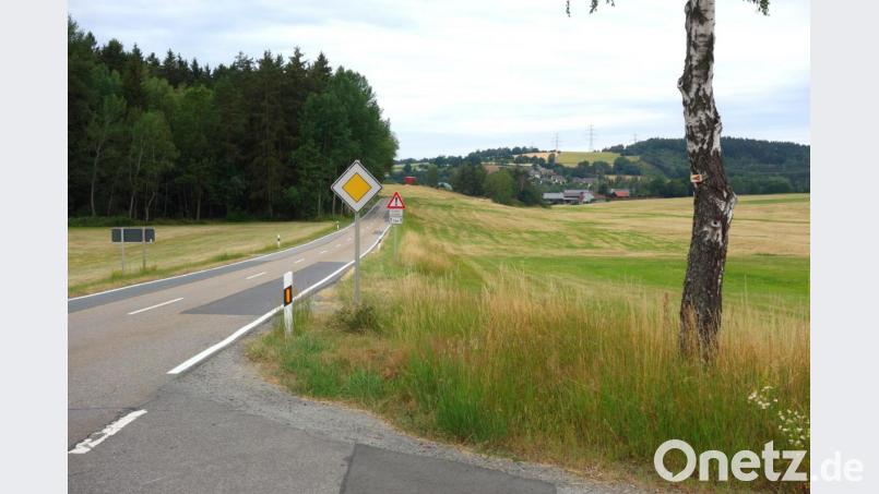 Entlang der Straße plant die Stadt eine Erneuerung der Trinkwasserleitung ab der Einfahrt nach Iltismühle (im Vordergrund) bis nach Lämersdorf (im Hintergrund, Mitte). Bild: fjo