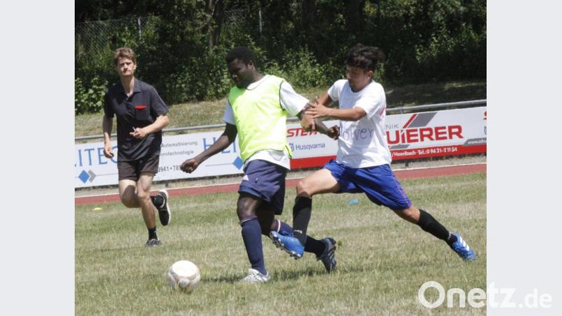 Hart aber fair kämpften die Jugendlichen beim Hand-in-Hand-Fußballturnier im Sepp-Simon-Stadion. Bild: Hirsch