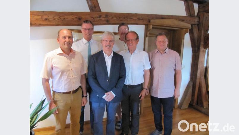 Dank für die hervorragende Zusammenarbeit (von links): Zweiter Bürgermeister Josef Birner, Bürgermeister Hermann Falk, der scheidende Hauptamtsleiter Walter Majecki, die Fraktionssprecher Günther Schuster und Hans-Jürgen Schönberger und Dritter Bürgermeister Peter Leitsoni. Bild: fg