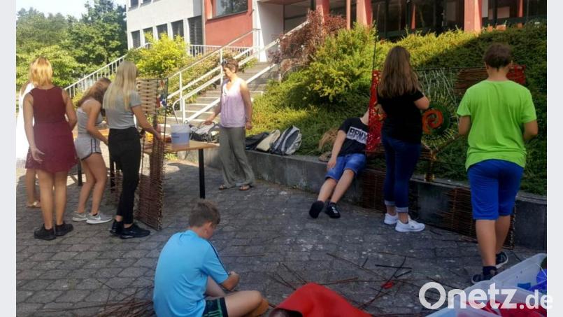 Vom kreativen Weidenflechten sind die Mittelschüler begeistert und mit Feuereifer dabei. Bild: cr