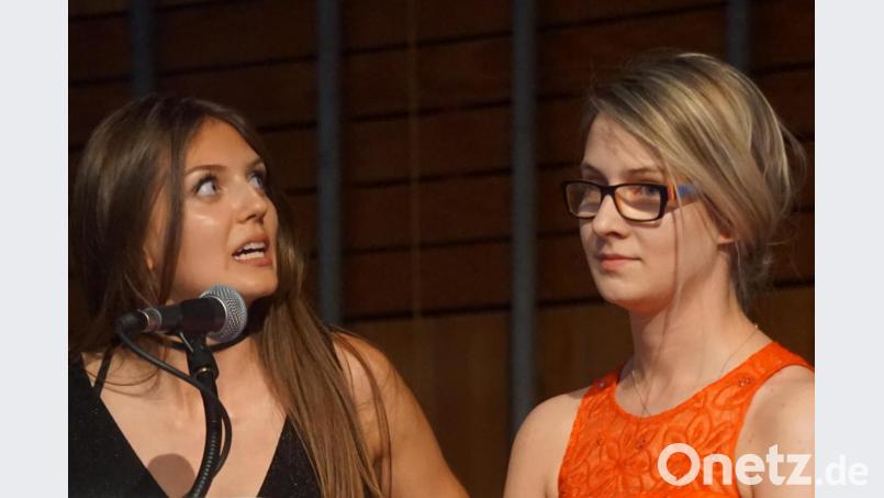 Die beiden Abiturientinnen und Schülersprecher Verena Pape und Annika Thierfelder (von links). Bild: fppp