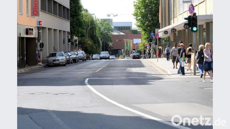 In der Sedanstraße soll es künftig einen Mittelstreifen für Fußgänger und Spuren für Radfahrer geben. Und dazwischen rollen die Kraftfahrzeuge. Bild: Stephan Huber