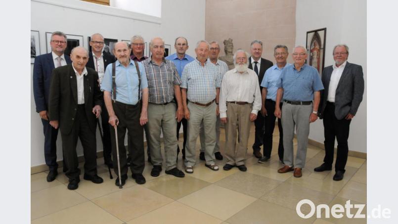 Von links: Bürgermeister Michael Göth, Georg Pilhofer (Sulzbach-Rosenberg), Bürgermeister Bernhard Lindner, Alfons Rösch, Hermann Dotzler, Ludwig Wagner (Hahnbach), Alois Kotzbauer, Georg Stiegler, Bürgermeister Franz Mädler (Ursensollen), Werner Deyerl (Neukirchen), Landrat Richard Reisinger, 2. Bürgermeister Herbert Lehner, Rudolf Achatz (Auerbach), Gerhard Baumer (Amt für Digitalisierung, Breitband und Vermessung)
____________________________________________ Bild: Christine Hollederer