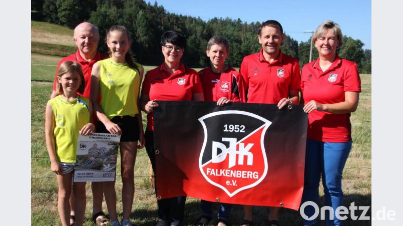 Am Fuße des Kalvarienbergs lädt die DJK Falkenberg am 12. Juli zum „Waldnaabtal-Crosslauf“ ein. DJK-Vorsitzender Hubert Mark (Zweiter von links), seine Stellvertreterin Alexandra Hasenfürter (Vierte von links) sowie Martina und Gerhard Bauer (Dritte und Zweiter von rechts) freuen sich über ein stattliches Teilnehmerfeld bei einem der schönsten Crossläufe in der Region. Bild: kro