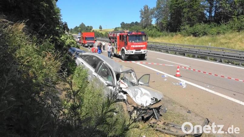Bei einem Unfall auf der A93 bei Windischeschenbach kam am Samstagnachmittag eine Frau ums Leben. Bild: Peter Nickl