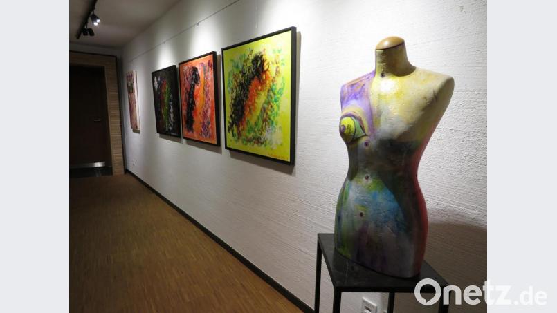 "Eva, die Verpuppung" von Tom Brankovic, vor drei seiner Malereien in Acryltechnik. Bild: ubb