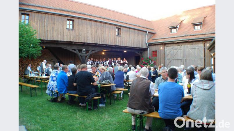 Der Sengerhof bildete die passende Kulisse für den Weinabend des Männergesangsvereins Bild: enz