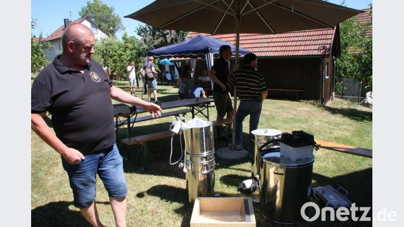 Vorsitzender Hubert Greil erläuterte Sinn und Zweck der neuen Geräte, die sich der Imkerverein vor einigen Monaten angeschafft hat. Bild: wro